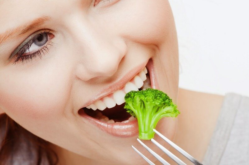 Bọc răng sứ có ăn uống bình thường được không là câu hỏi được nhiều người quan tâm