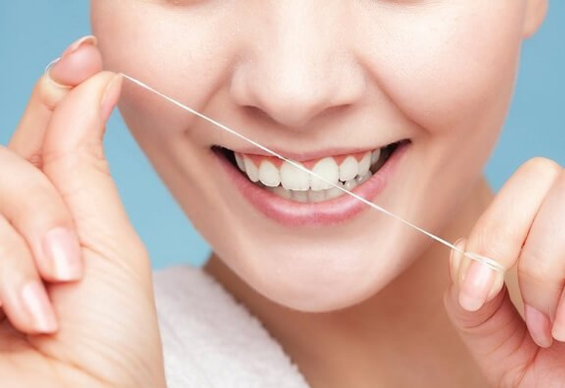 Để răng sứ bền đẹp, bạn cần quan tâm đến chế độ chăm sóc răng miệng hàng ngày
