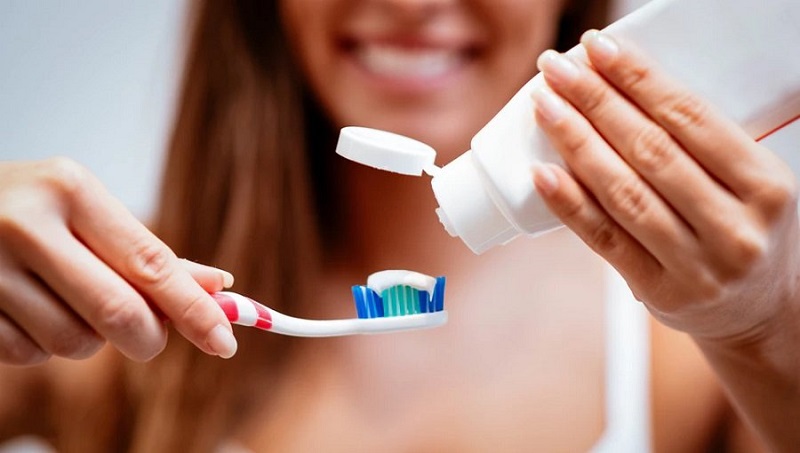 Bạn cần chăm sóc răng miệng đúng cách để bảo vệ răng sứ được lâu bền hơn
