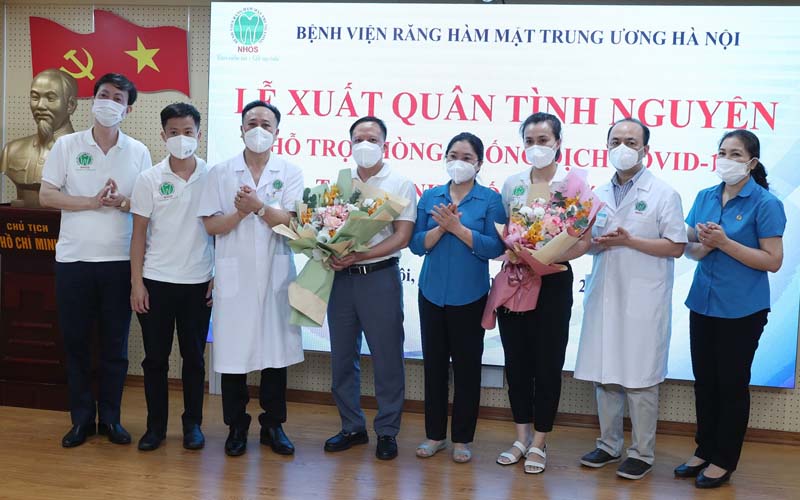 Đội ngũ y bác sĩ bệnh viện RHM Hà Nội