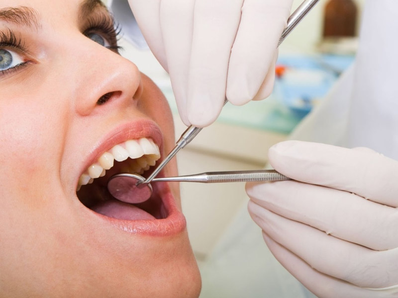 Bác sĩ sẽ thăm khám xem khách hàng có mắc bệnh răng miệng không