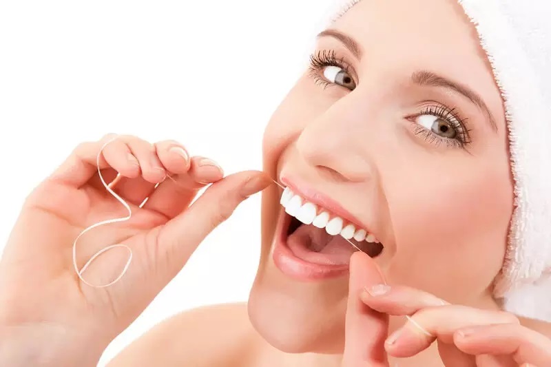 Cách chăm sóc răng sứ tốt nhất là vệ sinh răng hàng ngày