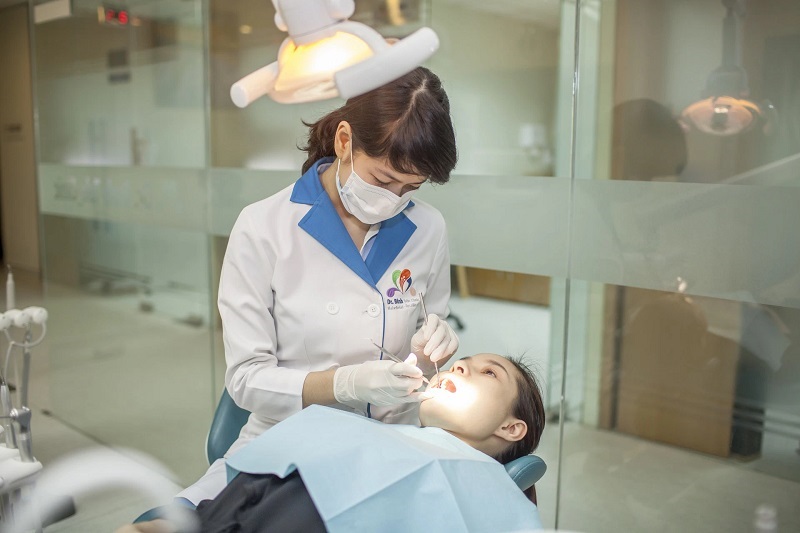 Nha sĩ sẽ khám răng tổng quát để đánh giá tình trạng sức khỏe răng miệng