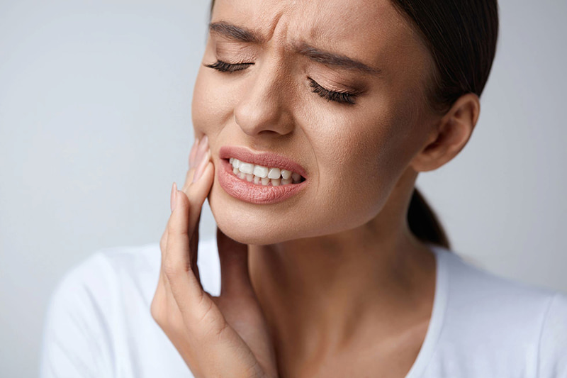 Người có răng yếu và nhạy cảm được khuyến cáo không nên bọc sứ