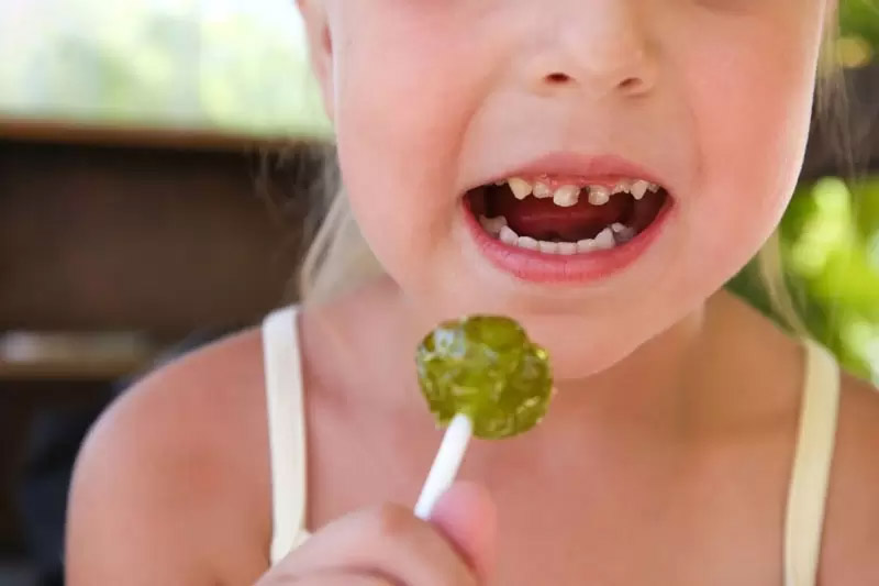 Trẻ nhỏ ăn kẹo sâu răng là tình trạng thường gặp