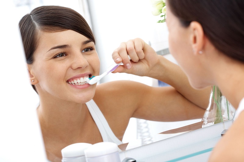 Chăm sóc răng miệng đúng cách giúp khắc phục tình trạng bị chảy máu chân răng bọc sứ 