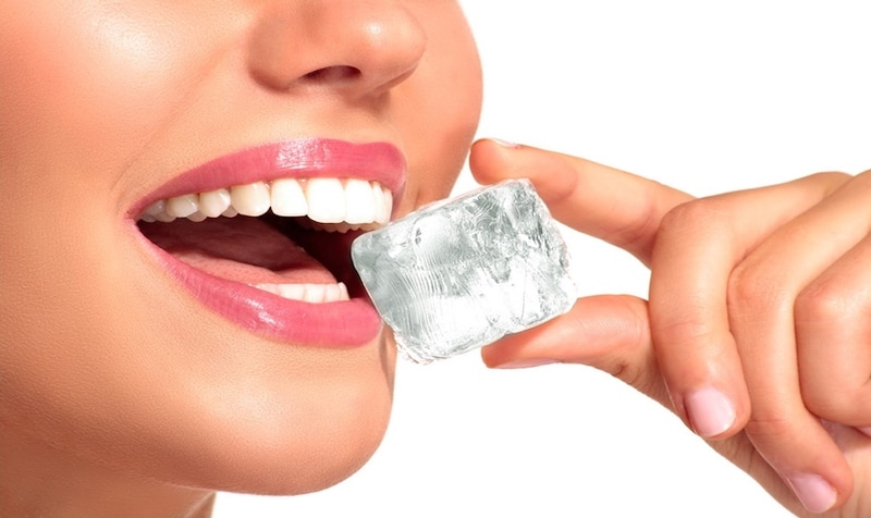 Thói quen ăn những loại thực phẩm cứng là nguyên nhân chủ quan dẫn đến mẻ răng sứ