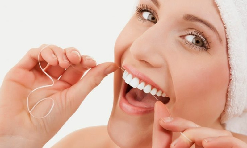 Vệ sinh răng miệng đúng cách giúp tăng tuổi thọ của răng sứ