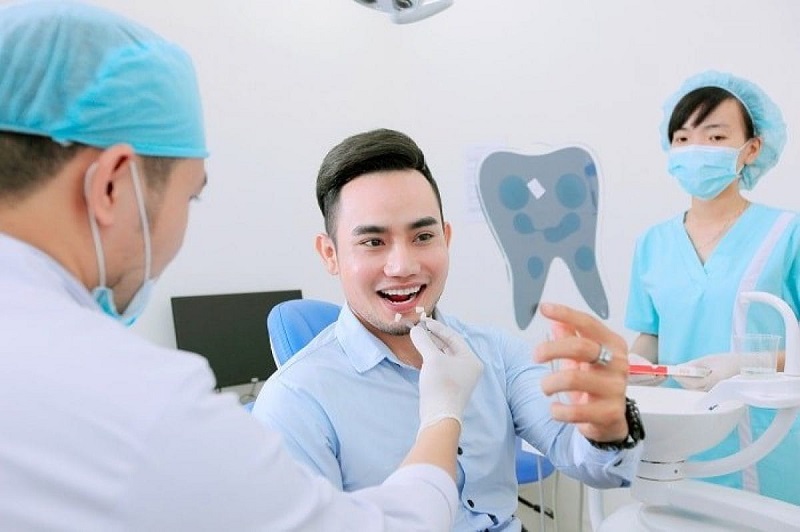 Bác sĩ sẽ tiến hành kiểm tra và thăm khám sức khỏe răng miệng của bạn