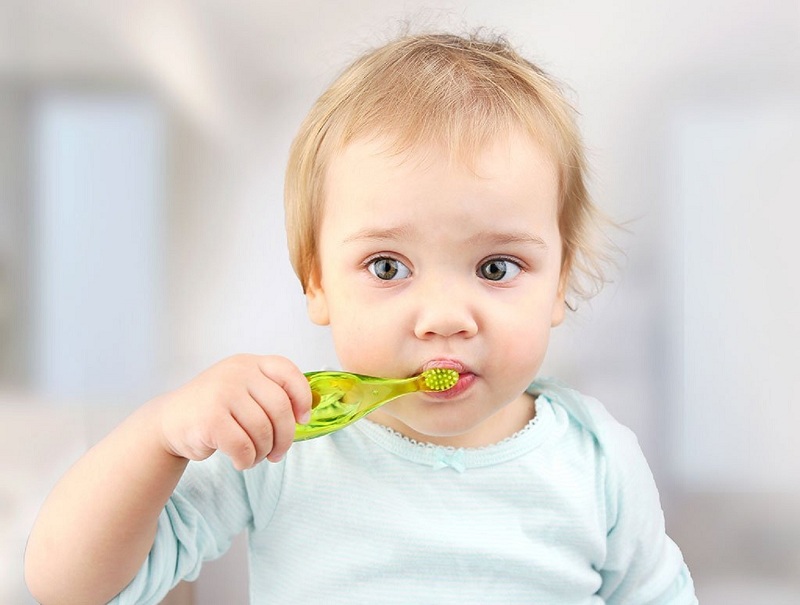 Không nên cho trẻ dùng bàn chải đánh răng lông cứng