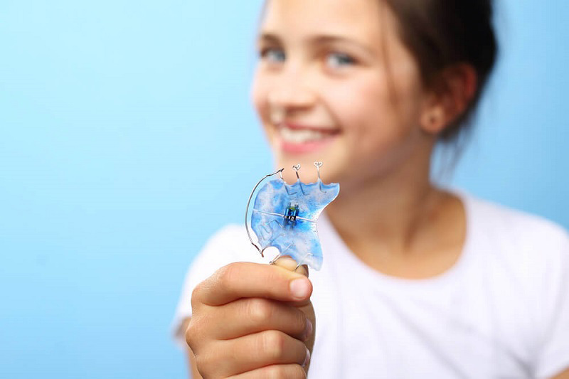 Sử dụng khí cụ thảo lắp trong niềng răng trẻ em nên thực hiện ở độ tuổi sớm