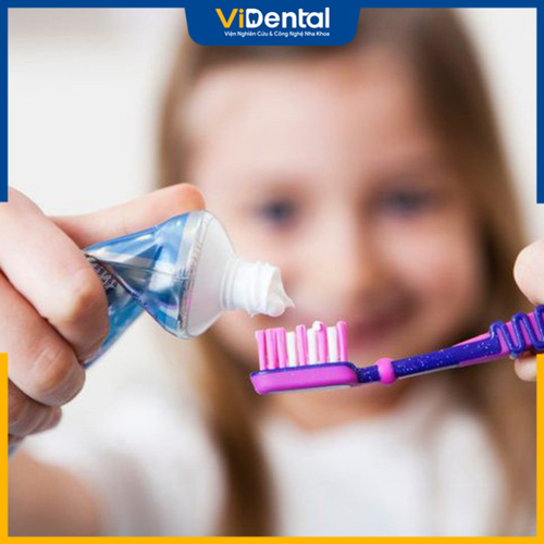 Nên cho bé sử dụng những loại kem đánh răng có thể nuốt được