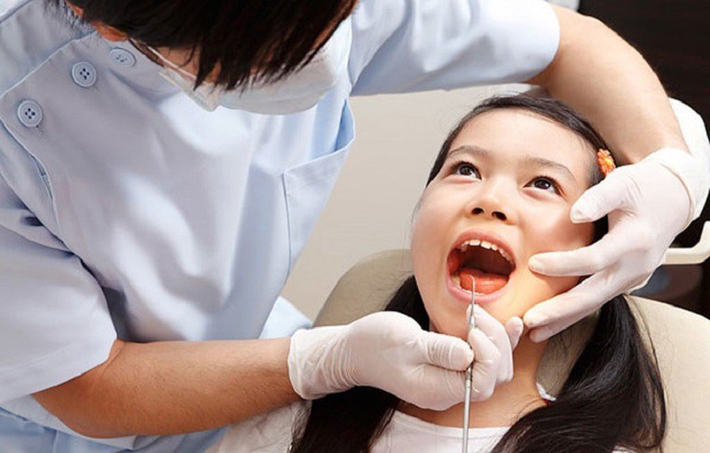 Phụ huynh nên cho trẻ tái khám định kỳ sau niềng răng