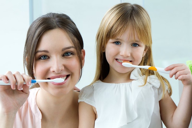 Khi bé mọc răng sữa bị lệch cần hướng dẫn vệ sinh đúng cách để cải thiện