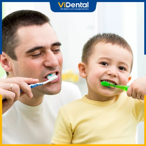 Cha mẹ thực hiện đánh răng cho con