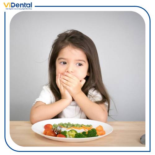 Các vấn đề về răng như hô, móm, khớp cắn lệch khiến trẻ ăn không ngon hoặc trở nên biếng ăn
