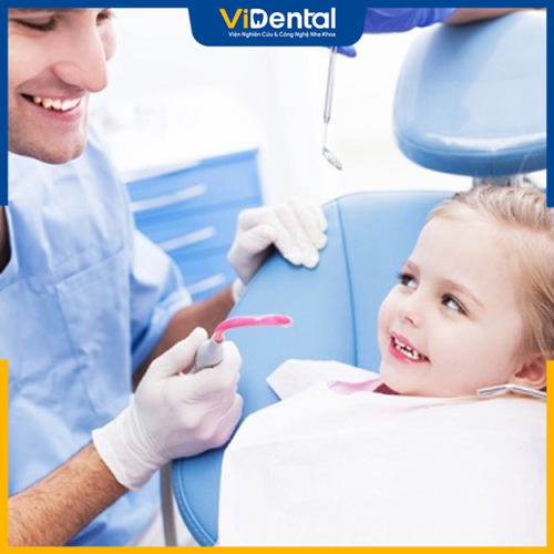 Nên cho trẻ đi khám khi thấy con có hiện tượng răng mọc chậm