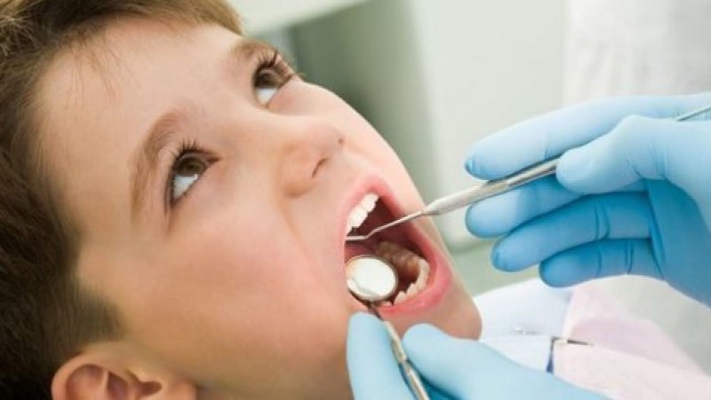 Đưa trẻ đi thăm khám ngay khi có các dấu hiệu viêm nướu răng, tránh để bệnh biến chứng ảnh hưởng tới sức khỏe 