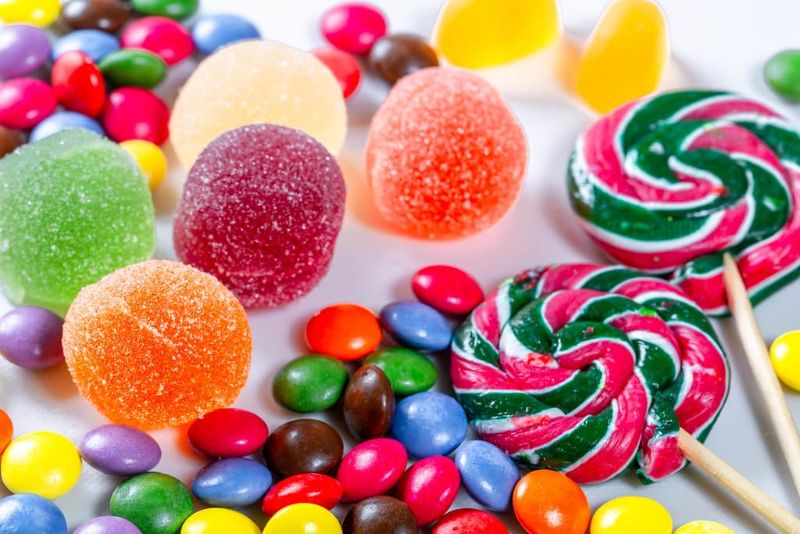 Đồ ăn có chứa nhiều đường làm tăng nguy cơ mắc các bệnh về răng miệng đặc biệt là viêm lợi ở trẻ nhỏ