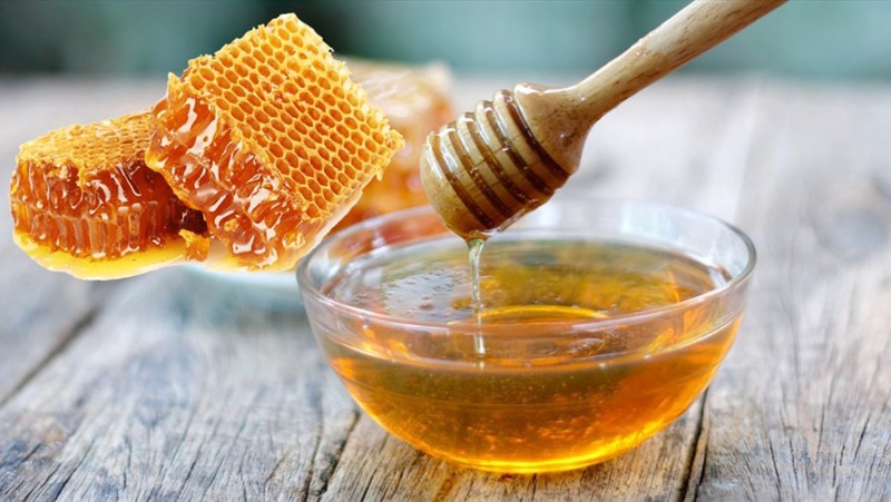 Mật ong có tác dụng loại bỏ vi khuẩn bề mặt, kháng viêm là bài thuốc hữu hiệu giúp loại bỏ sưng nướu lợi ở trẻ nhỏ
