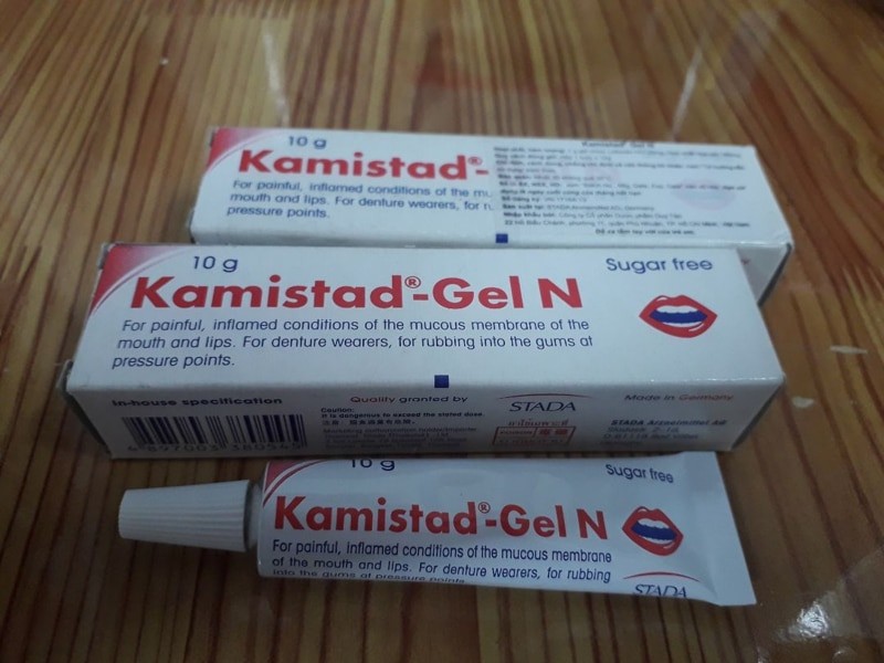 Gel bôi Kamistad được bác sĩ chỉ định dùng bổ trợ cho trẻ bị đỏ lợi