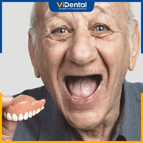 Người cao tuổi mất nhiều răng nên trồng răng sứ nguyên hàm