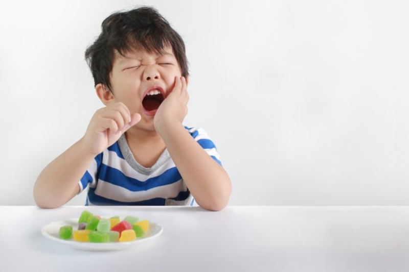 Trẻ bị sưng nướu răng giai đoạn đầu thường có triệu chứng nhẹ