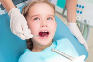 Bé bị sâu răng cấm cần điều trị triệt để