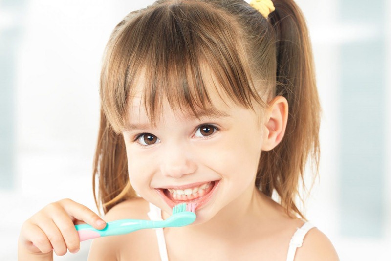Vệ sinh răng miệng và đưa bé đi khám nha khoa định kỳ giúp phát hiện sớm bệnh sâu răng ở trẻ