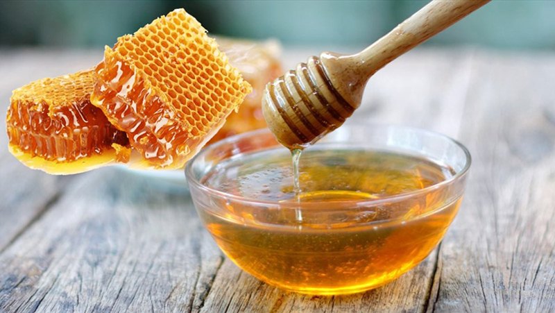 Mật ong có tác dụng kháng khuẩn, giúp giảm tình trạng sâu răng