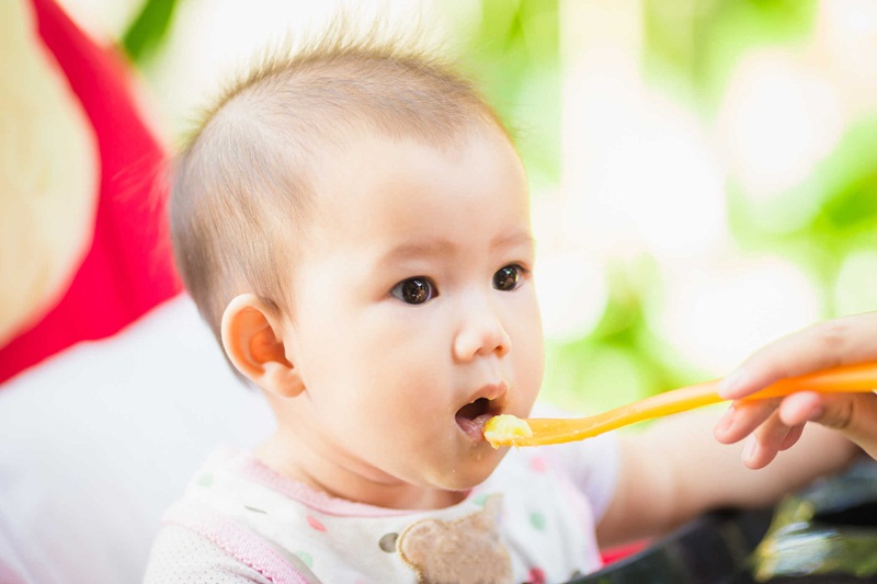  Nhiều phụ huynh thắc mắc bé chưa mọc răng có nên cho ăn cơm?