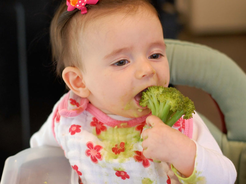 Bổ sung nhiều thực phẩm rau xanh cho bé để ngừa sâu răng