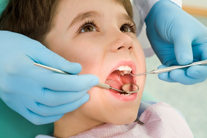 Bố mẹ nên đưa bé tới nha khoa để nhổ răng sâu