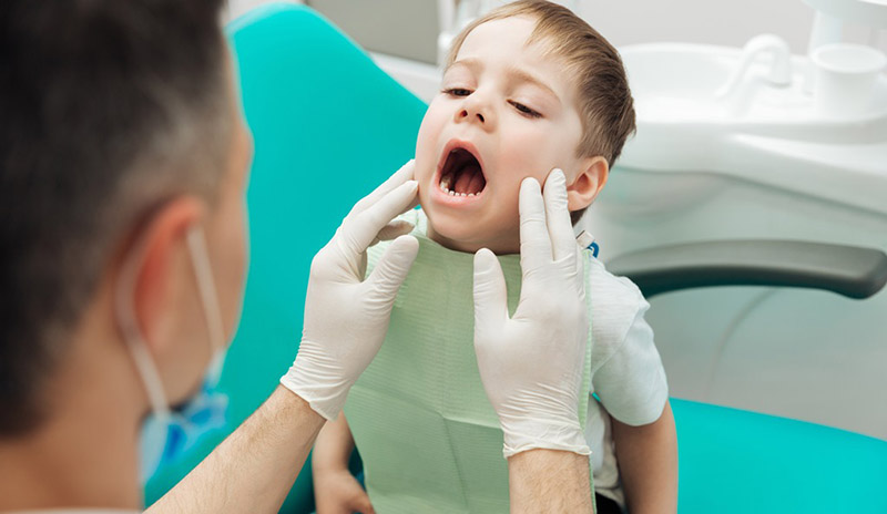 Nướu răng bé bị đen xuất phát từ nhiều nguyên nhân khác nhau
