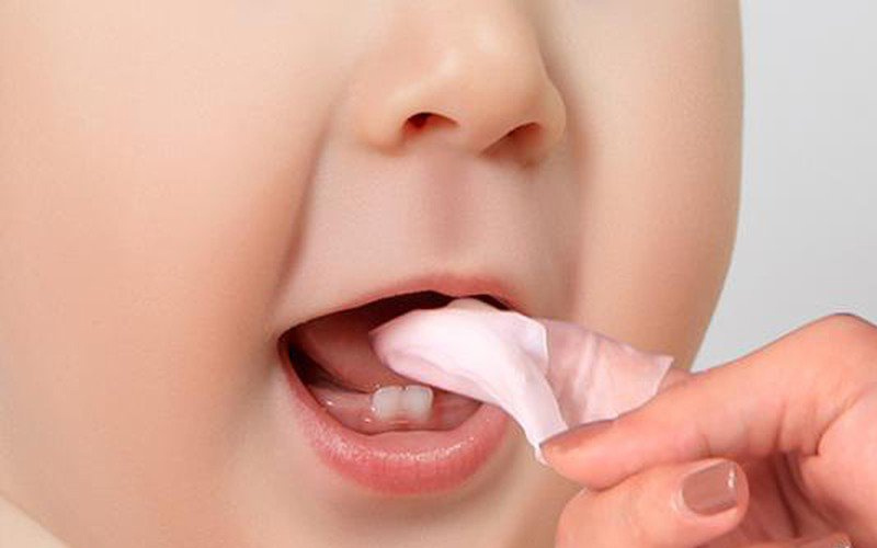 Vệ sinh răng miệng hàng ngày cho bé
