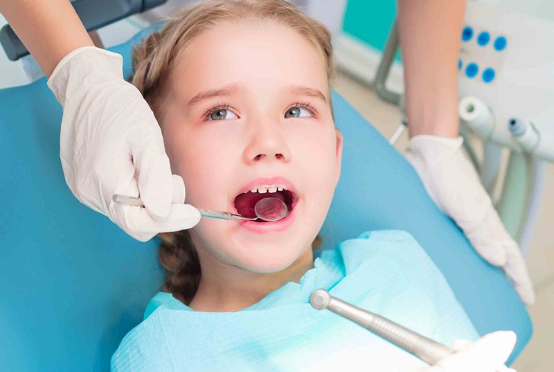 Răng sữa chưa mọc răng vĩnh viễn đã mọc có thể gây đau nhức và dễ sâu răng