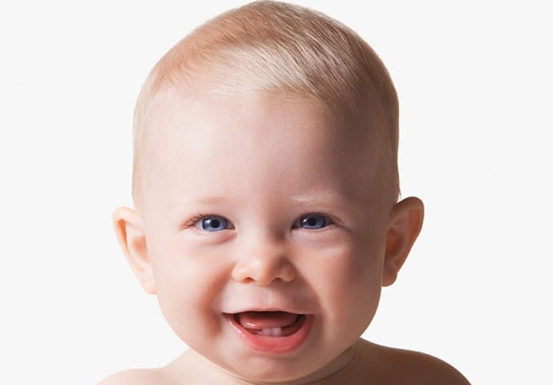 Ba mẹ cần thường xuyên theo dõi quá trình mọc răng ở trẻ