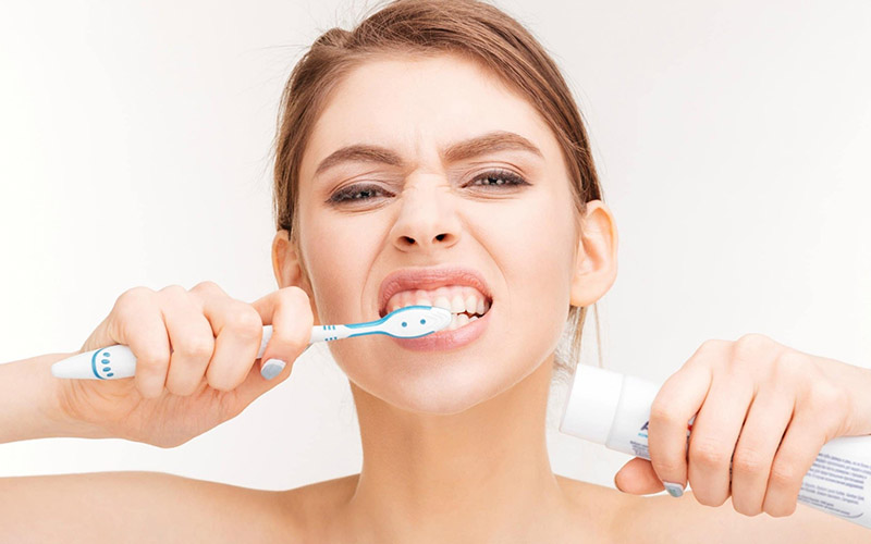 Vệ sinh răng miệng chưa đúng cách là nguyên nhân khiến răng vĩnh viễn bị sâu