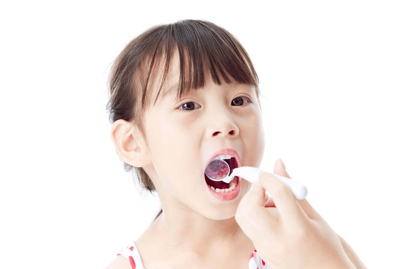 Trẻ bị sâu răng cửa nếu không điều trị kịp thời có thể bị rụng sớm