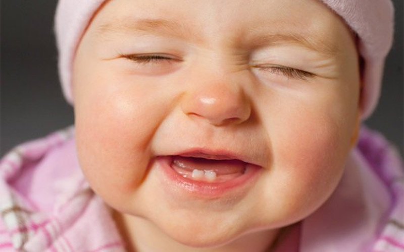 Thời điểm nào con bắt đầu mọc chiếc răng sữa đầu tiên? 