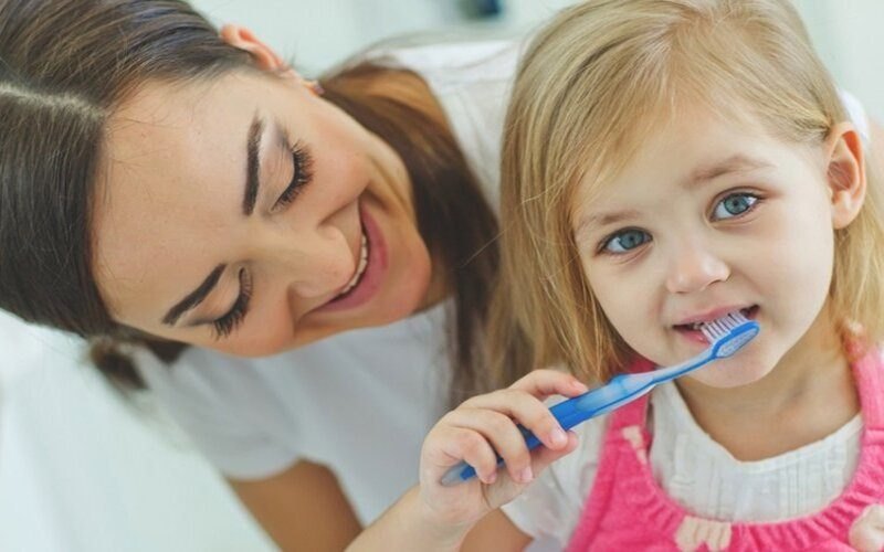 Ba mẹ hướng dẫn trẻ chải răng đúng cách 2 lần/ngày để ngăn ngừa sâu răng