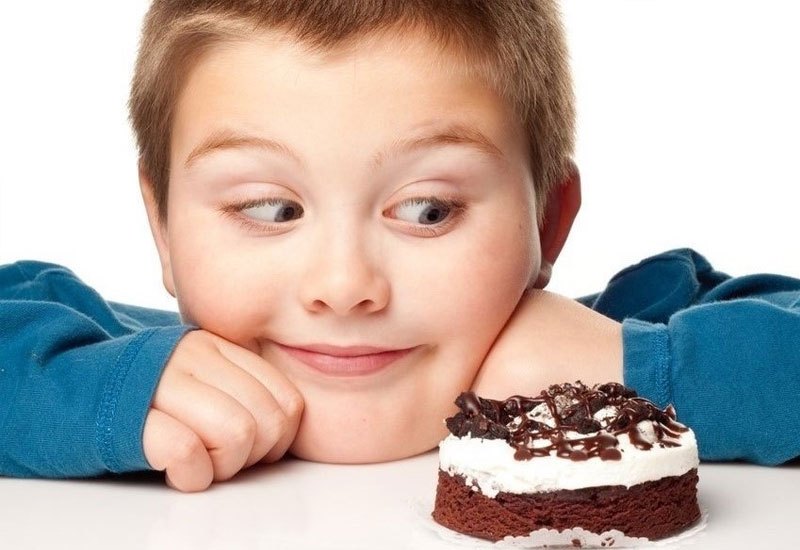 Đồ ngọt là một trong những tác nhân chính gây nên tình trạng sâu răng ở trẻ nhỏ, nên hạn chế cho bé ăn
