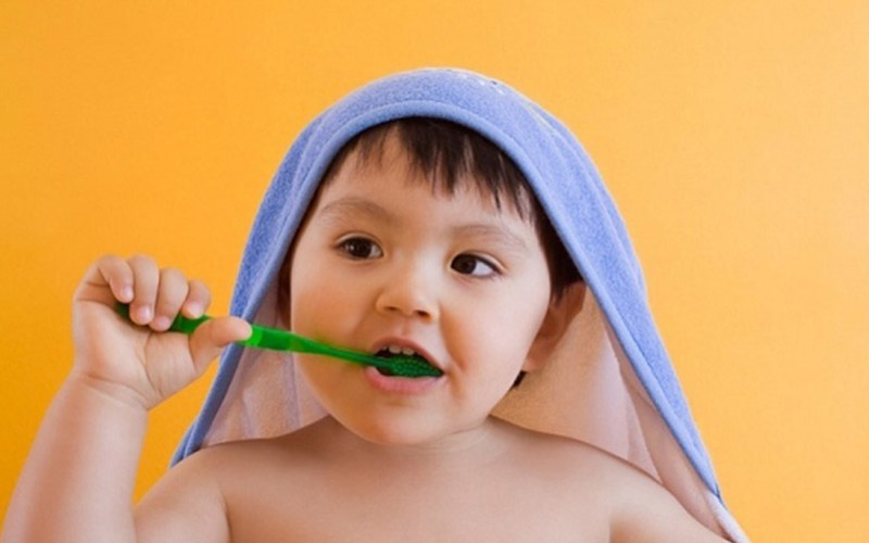 Cha mẹ nên hướng dẫn bé vệ sinh răng miệng đúng cách, thường xuyên