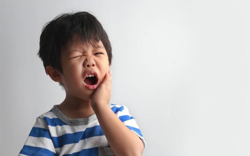 Trẻ bị sâu răng số 6 thường xuyên gặp phải cảm giác đau nhức, khó chịu