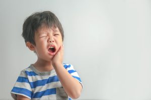 Trẻ bị sâu răng sưng má có thể gây biến chứng nếu không được điều trị dứt điểm