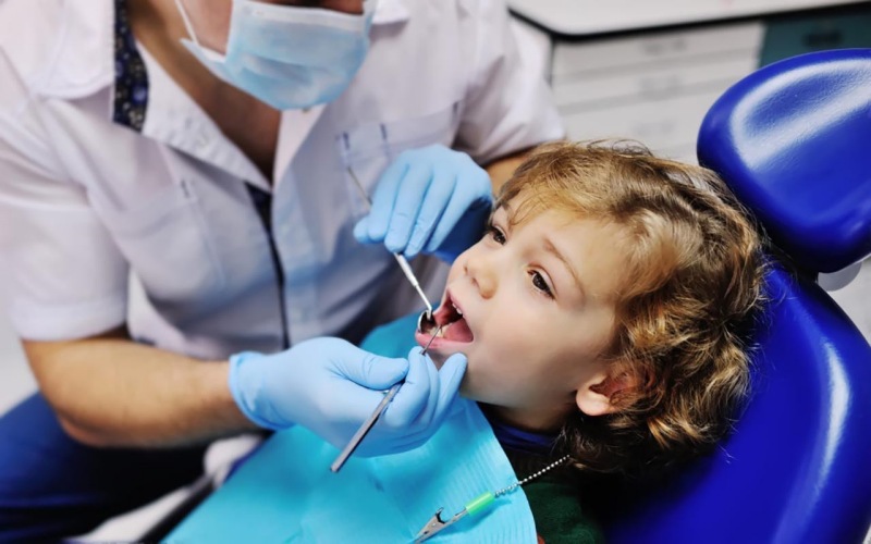 Đưa trẻ đi khám nha khoa định kỳ giúp phát hiện sâu răng sớm