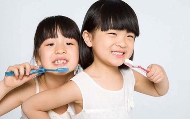 Cha mẹ nên hướng dẫn các bé cách vệ sinh răng miệng hàng ngày