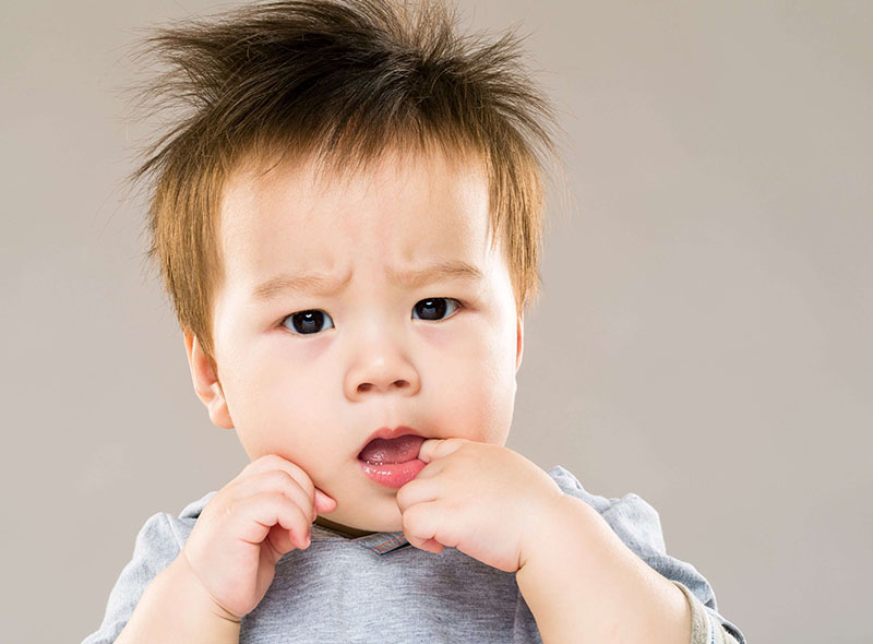Khi sắp mọc răng trẻ thường có nhu cầu nhai cắn một vật gì đó