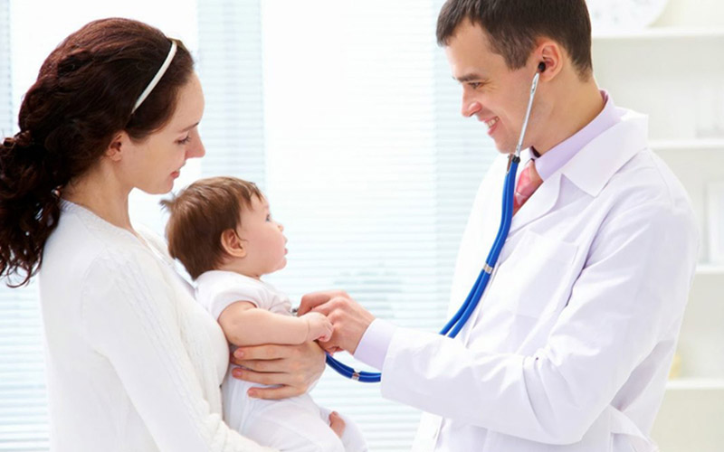Cha mẹ cần lắng nghe tư vấn của bác sĩ chuyên khoa trước khi cho bé dùng thuốc
