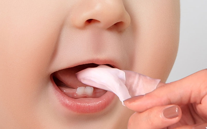 Khi trẻ mọc răng, cha mẹ cần vệ sinh khoang miệng cho trẻ thường xuyên